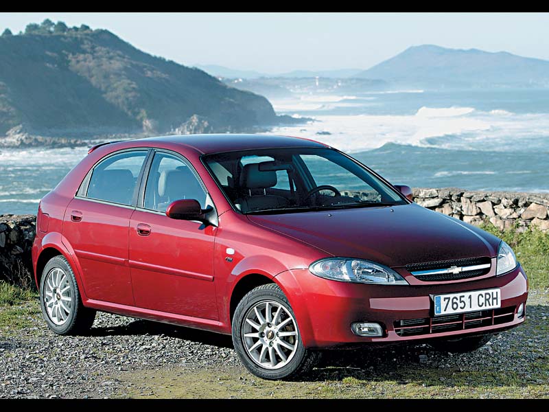 Nissan almera classic vs ford focus 2