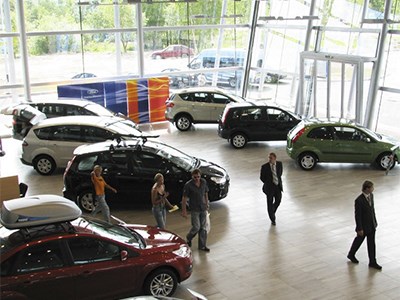 Число автодилерских центров в России за год сократилось на 5%